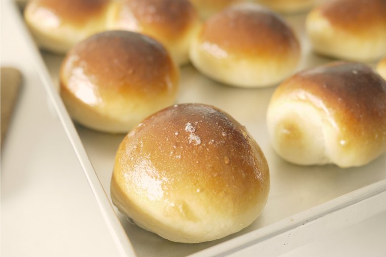 Homemade Soft Bread Rolls // MONO+CO