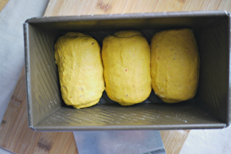 Shaping A Mountain Pulman Loaf / Mono + Co